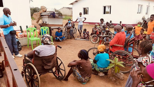 O Governo angolano anunciou hoje (13/04), em Luanda, que pretende passar de oito mil kwanzas (14,8 euros) para 11 mil (20,3 euros) trimestrais, o apoio às famílias carenciadas no âmbito do Programa de Fortalecimento da Proteção Social “Kwenda”. A ministra de Estado para Área Social, Dalva Ringote, dirigiu a primeira reunião ordinária da Comissão Intersetorial de Coordenação do programa “Kwenda”, para analisar o estado da sua implementação até março. Uma nota saída do encontro refere que o programa está já implantado em 9.397 aldeias e bairros, 214 comunas, 61 municípios das 18 províncias, cadastrados 1.608.000 agregados familiares, e absorveu apenas 32% dos recursos disponibilizados. O presidente do Fundo de Apoio Social (FAS), Belarmino Jelembi, citado pela agência noticiosa angolana, fez o anúncio da intenção de aumento das prestações, salientando que até à presente data já foram disponibilizados 33 mil milhões de kwanzas (61,1 milhões de euros) na implementação do programa, que apoia mais de 600 mil famílias em todo o país. Belarmino Jelembi frisou que pretendem alargar o número de beneficiários, observando que continua o processo de cadastro das famílias. O “Kwenda”, programa de iniciativa do Governo angolano em implementação desde 2020, tem como objetivo apoiar as famílias em situação de pobreza e vulnerabilidade. O programa, avaliado em 420 milhões dólares (392,7 milhões de euros), é financiado em 320 milhões de dólares (299,2 milhões de euros) pelo Banco Mundial e 100 milhões de dólares (93,5 milhões de euros) pelo Estado angolano.