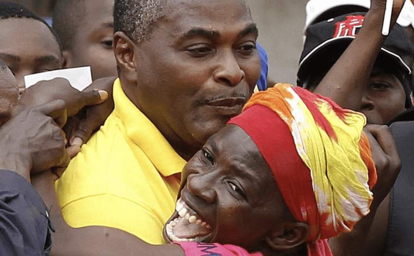 Angola: "Biografia de Abel Chivukuvuku é um ato de coragem"
