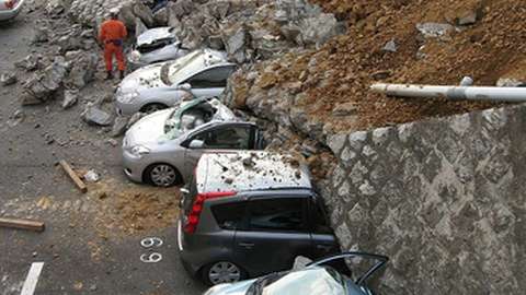 Um sismo de magnitude preliminar de 7,6 na escala de Richter atingiu a região centro-norte do Japão nesta segunda-feira, desencadeando tsunamis ao longo da costa. O governo japonês emitiu um alerta de tsunami, prevendo ondas de até cinco metros ao longo da costa ocidental. O primeiro-ministro Fumio Kishida fez um apelo urgente à população para se deslocar para zonas altas o mais rápido possível, enquanto o país permanece em alerta para possíveis réplicas. O Japão está mobilizando esforços para garantir a segurança dos residentes e manter a vigilância diante da ameaça iminente de tsunamis adicionais. Jornal Público