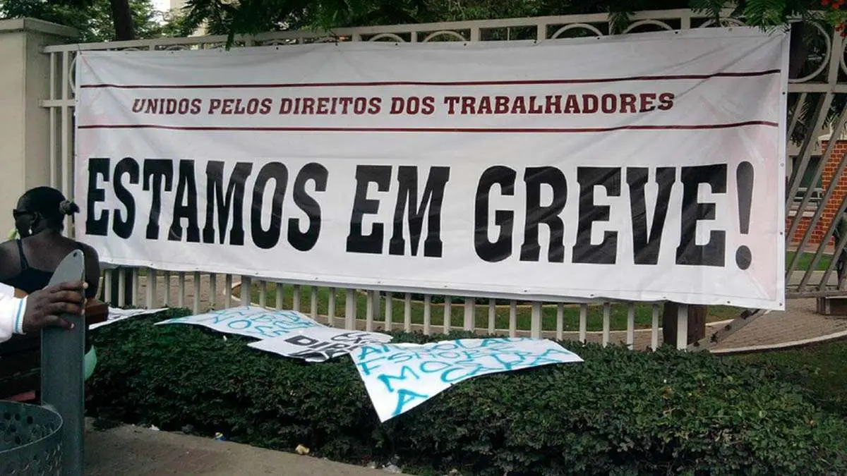 Médicos grevistas denunciam substituição por profissionais estrangeiros