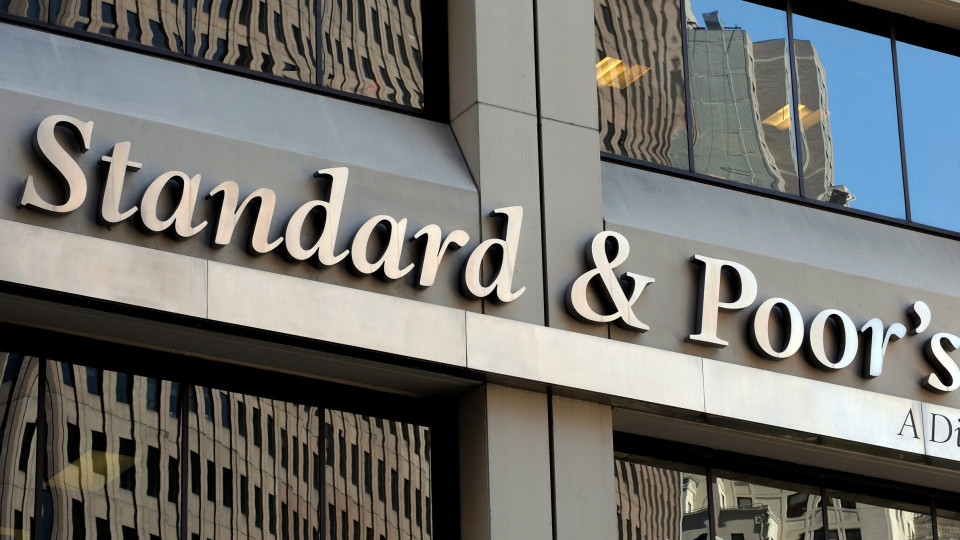 Angola negoceia financiamento com três bancos externos para pagar dívida - S&P