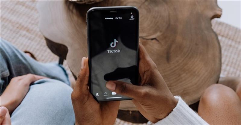 Tik Tok em alta com 3 milhões de perfis ameaça Facebook em Angola