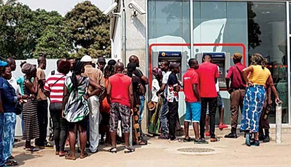 Mulher de 30 anos simulava ajudar pessoas com dificuldades em usar o ATM e trocava os cartões para roubar dinheiro - Vigarista acabou detida pela DIIP