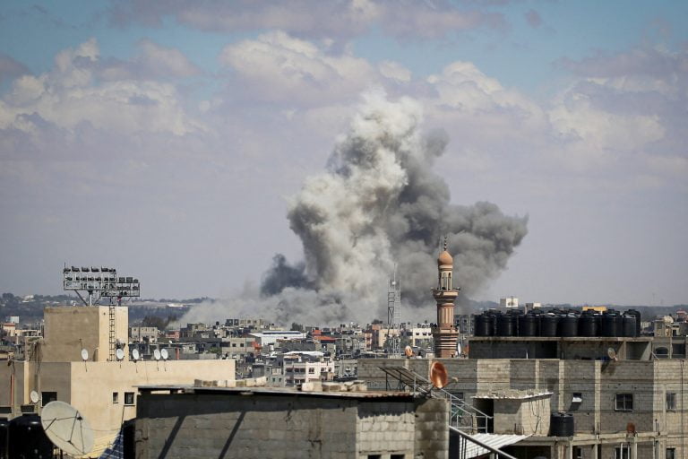 Hamas aceita acordo de cessar-fogo, mas Israel diz que é “truque” e avança com ofensiva em Rafah