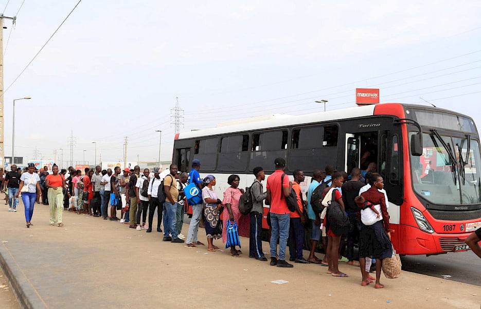 Preço dos táxis e autocarros em Angola - Dário Gaspar