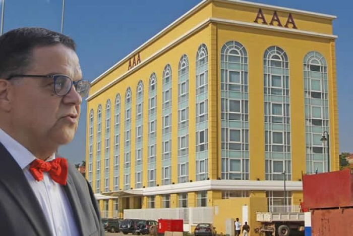 Num cenário considerado incomum nas privatizações em Angola, o leilão para a venda dos 39 hotéis apreendidos ao empresário luso-angolano Carlos São Vicente foi realizado, no passado dia 16, sem anúncio de candidatos nem valores das propostas, o que está a suscitar críticas relativas à falta de transparência e de improbidade. Ainda antes deste leilão, quando a Voz da América abordou a transformação de hotéis em escritórios, alguns operadores hoteleiros criticaram o que diziam ser esquema para a entrega dos imóveis às mesmas entidades de sempre. Os hotéis fazem parte de três redes, IU, IKA e BINA, avaliados em mais de 415 milhões de dólares, conforme cálculos feitos mediante informação disponibilizada pelo Serviço Nacional de Recuperação de Ativos. As unidades, localizadas em 16 das 18 províncias do país, custam entre 34 e 72 milhões de dólares. Expetante em relação aos resultados do leilão, o hoteleiro Jorge Gabriel, membro da mesa da Assembleia Geral da Associação dos Hotéis e Resorts de Angola (AHRA), critica os procedimentos e adianta que existirão fantasmas entre os vencedores. “Como os princípios da imparcialidade, da responsabilização, da probidade pública e do respeito pelo património público, nos termos do da Constituição. Mas há também os direitos e garantias que os administrados têm em relação a serem informados de todos os actos da gestão da coisa pública”, assinala aquele jurista. Eduardo acrescenta que “estamos a falar de património público, há indícios de alguma improbidade pública, não apenas na informação, mas nos procedimentos adotados”. Sem reagir às críticas, o Gabinete de Comunicação Institucional do Instituto de Gestão de Activos e Participações do Estado (IGAPE) informou que os resultados do leilão devem ser conhecidos dentro de duas semanas, com o nome dos candidatos e as propostas, enquanto fonte ligada à Comissão de Avaliação avançou que nesta altura estão a ser protegidas algumas empresas concorrentes. Há dois meses, em determinados momentos era colocado entre os favoritos o Grupo Omatapalo, que tem uma subsidiária no ramo hoteleiro, a OnTour, Gestão de Serviços Hoteleiros Abordado pela Voz da América, o diretor de um hotel do Grupo, Flow Hotel, o empresário Pedro Julante não confirmou nem desmentiu a informação, mas admitiu a possibilidade de expansão dos negócios nessa área. Após ter sido prorrogado, o processo de privatizações, a primeira grande venda, termina em dois anos. Recorde-se que o Procurador-Geral da República, Hélder Pitta Grós, deslocou-se na semana passada à Suíça para tentar recuperar os milhões de dólares apreendidos ao empresário Carlos São Vicente. VOA