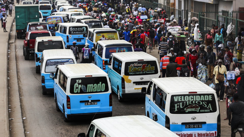 Taxistas angolanos admitem paralisar devido ao “silêncio” do Governo sobre nova tarifa