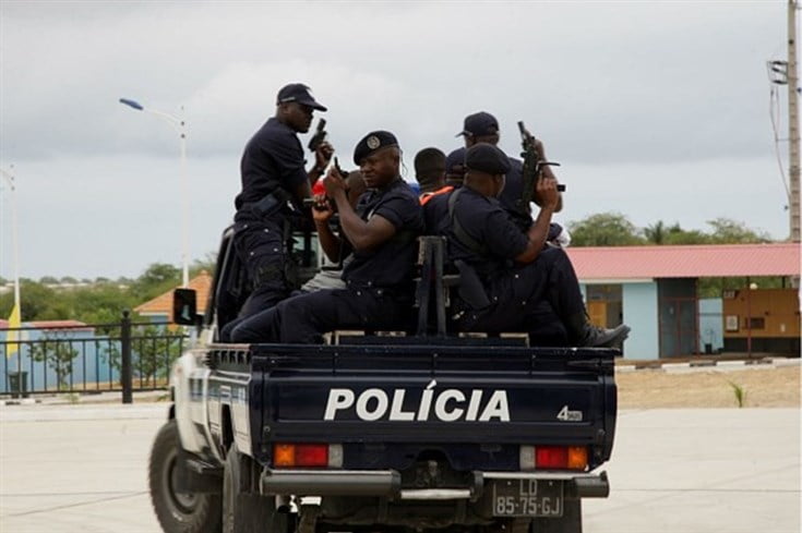 Luanda: Polícia dispara contra criança no Bairro São Pedro da Barra - Menina é filha de outro agente da PN e está nos cuidados intensivos - População tentou invadir a esquadra e foi dispersada a tiro