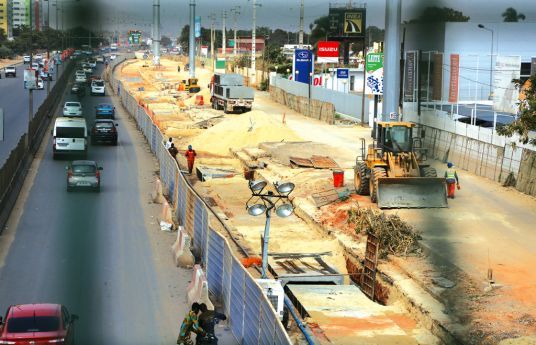 Construção de novas estradas em Luanda leva a demolição de casas construídas próximas ao caminho de ferro