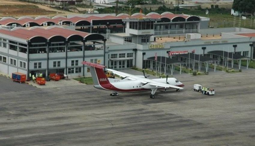 Passageiros da TAAG abandalhados no aeroporto Maria Mambo Café sem água nem alimentação