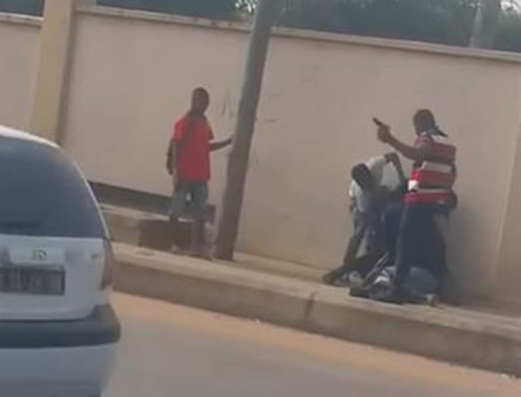 Luanda: Jovem desarma agente da polícia em serviço