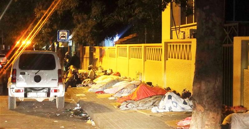 Falta de dinheiro e de confiança justificam as enchentes à porta dos hospitais