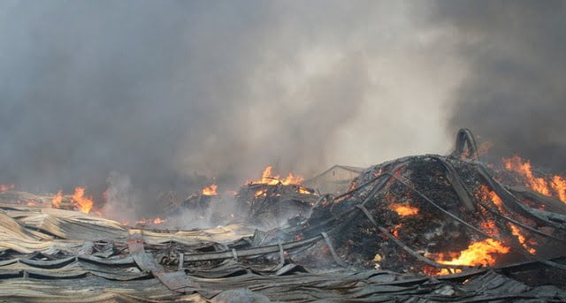 Incêndio destrói mais de 10 cabanas no Zango e coloca famílias ao relento