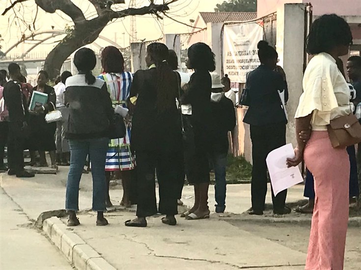 Luanda: Centenas de jovens qualificados concorrem a vagas de emprego para auxiliares de limpeza no Ministério da Educação