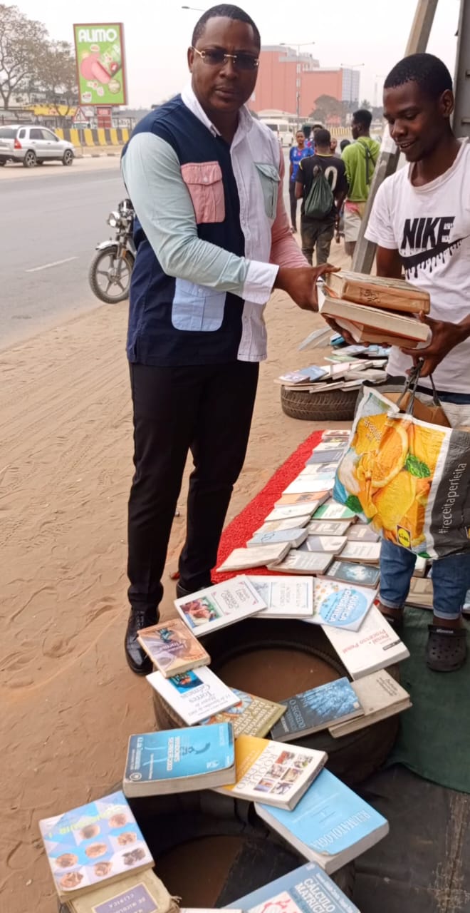 Coordenador do FAMA-FU entrega mais de 500 livros à Biblioteca Móvel em Viana