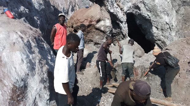 Sobe para 14 número de mortes de garimpeiros de ouro no deslizamento de terra no Huambo