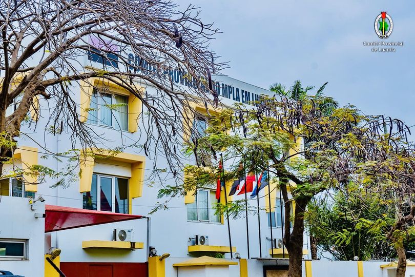 Num comunicado divulgado no início da tarde desta quarta-feira, 04, o Secretariado da Comissão Executiva do Comité Provincial de Luanda do MPLA nega ter convocado uma marcha contra os supostos “indisciplinados e divisionistas que semeiam a discórdia e desunião no seio do partido” que sustenta o Governo. Em causa, está uma imagem amplamente divulgada nas redes sociais com a convocatória supostamente orientada pelo 1.º Secretário Provincial do MPLA em Luanda, Manuel Homem, para sábado, de uma marcha em apoio ao presidente João Lourenço e contra tais indivíduos. “O Secretariado da Comissão Executiva do Comité Provincial de Luanda considera falsas as informações veiculadas, sendo que o MPLA continua a primar pela união, coesão interna e pelo respeito aos valores democráticos que sempre orientaram a maior força política de Angola”, diz o documento. Igualmente, prossegue a nota, “repudia, com firmeza, a tentativa de rotular aqueles que, dentro do espírito democrático e pluralista, manifestam informações falsas que comprometem o ambiente saudável e de fortalecimento do glorioso MPLA”. O comunicado ao qual o Correio da Kianda teve acesso ressalta também que “apesar da tentativa de confundir a opinião pública sobre a marcha de apoio ao Líder do Partido, Camarada Presidente João Lourenço, e a nova Divisão Político-Administrativa da Província de Luanda, o Secretariado da Comissão Executiva do Comité Provincial de Luanda exorta todos os militantes, amigos e simpatizantes do MPLA em Luanda a participarem massivamente em todos os municípios para, uma vez mais, demonstrarmos a grandeza e a vitalidade do glorioso MPLA”, finaliza.