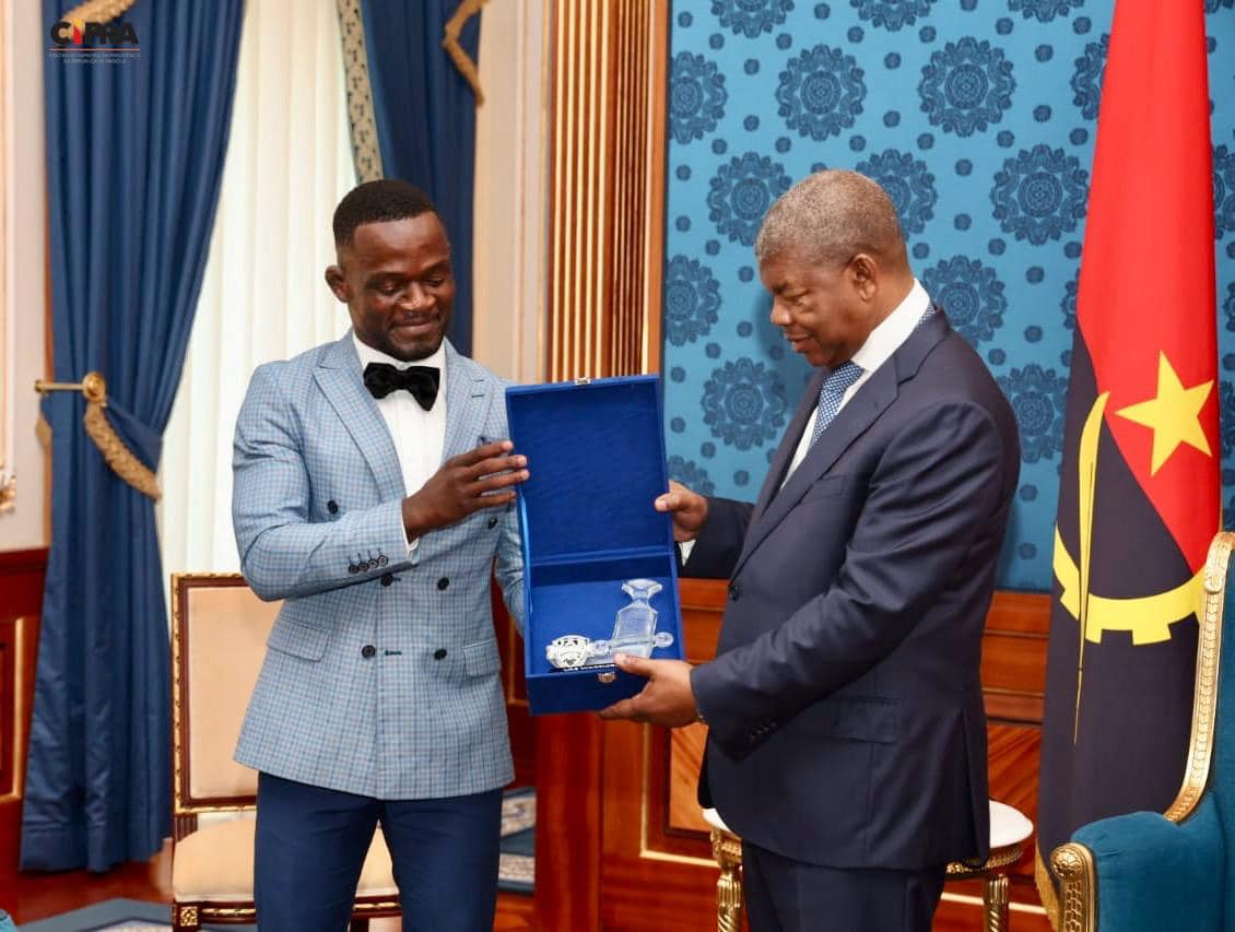 Demarte Pena apresenta troféu ao Presidente João Lourenço