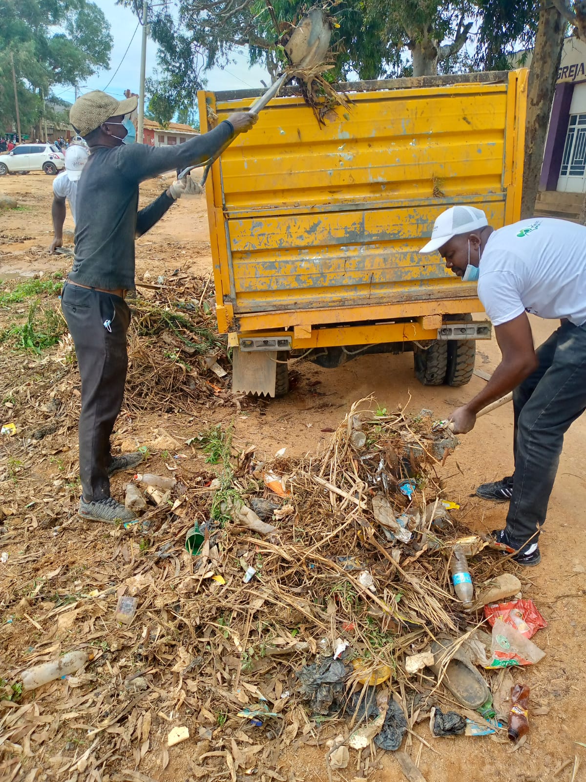 Mega campanha de limpeza mobiliza moradores no bairro Comandante Cowboy, no Lubango