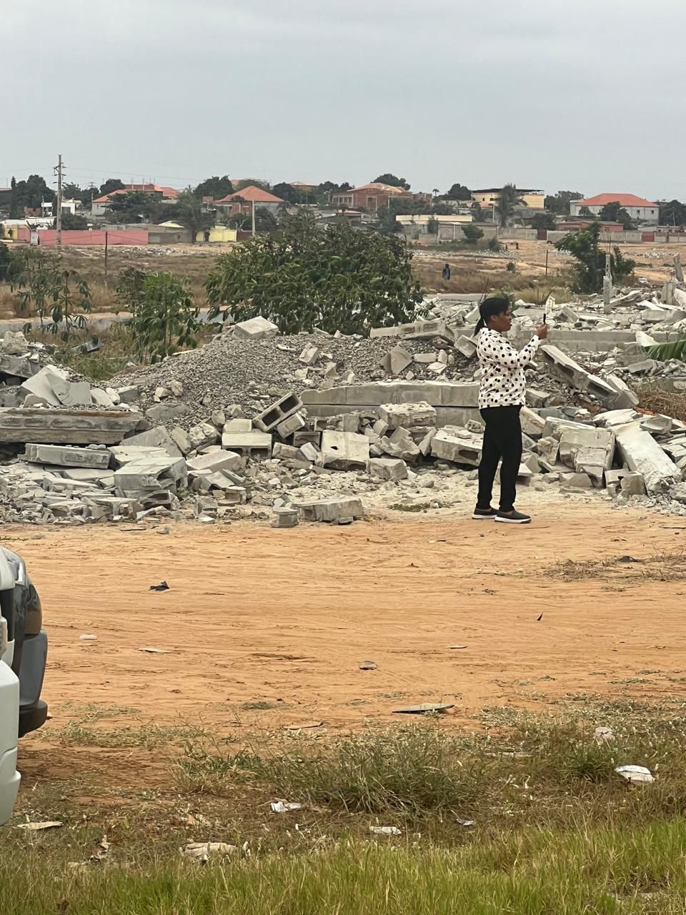 Mais de 50 residências destruídas no Camama supostamente por orientação do administrador Fábio Guiri