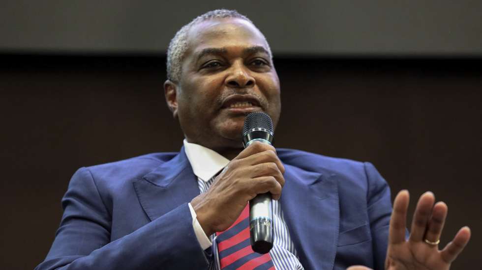 Abel Chivukuvuku e seis outros parlamentares da UNITA suspendem mandatos de deputados para filiação no PRA-JA Servir Angola