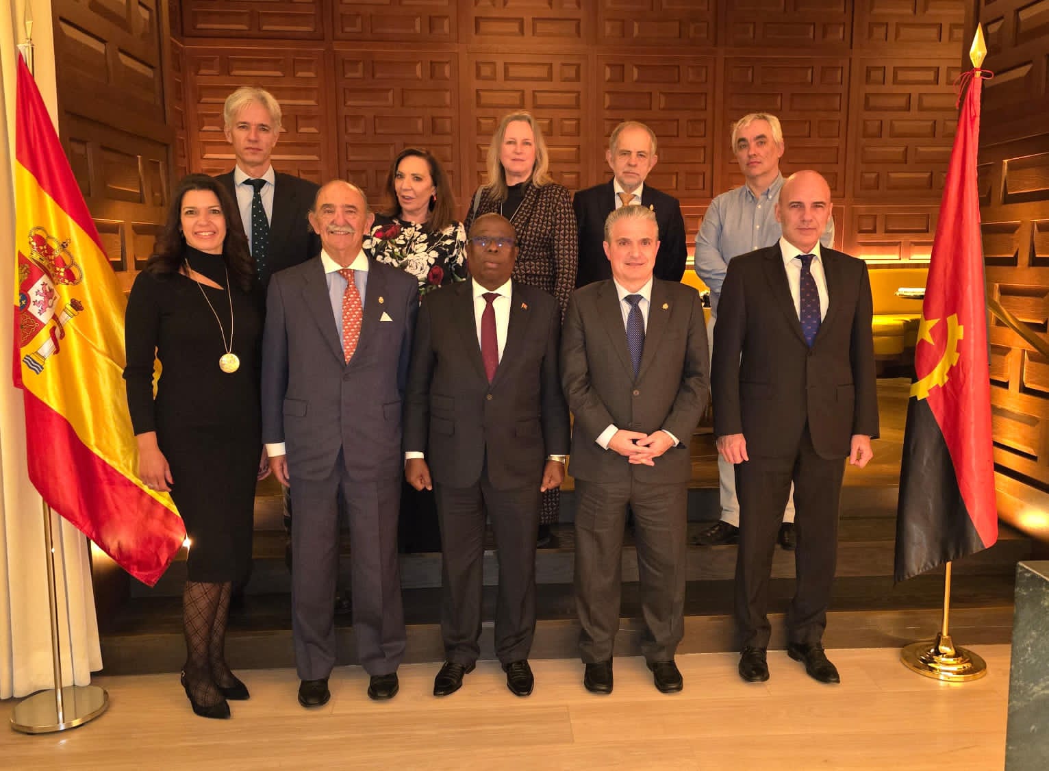 Madrid celebra os 50 anos da independência de Angola com o lançamento de edição especial da revista "Diplomacia Siglo XXI".