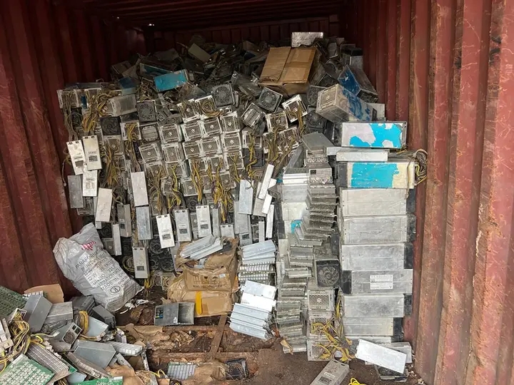 SIC apreende equipamentos de mineração de criptomoedas e detém cidadãos chineses em Icolo e Bengo