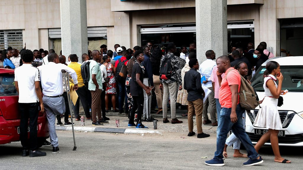 Angola continua sem ratificar acordo que permite descontos dos trabalhadores portugueses.