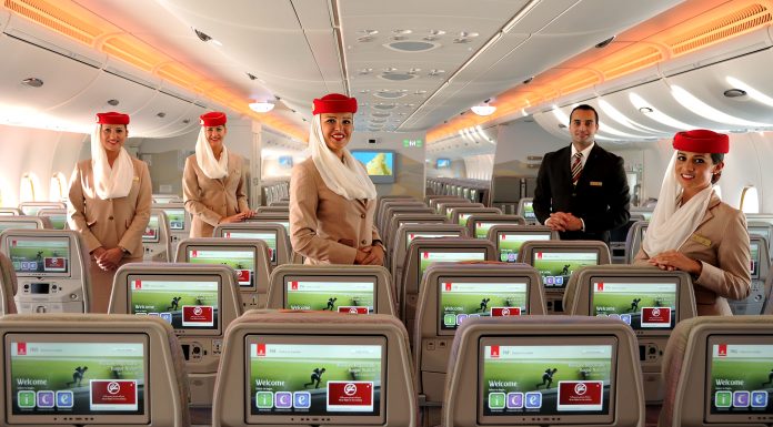 Companhia Aérea Emirates está a recrutar candidatos angolanos para comissária de bordo