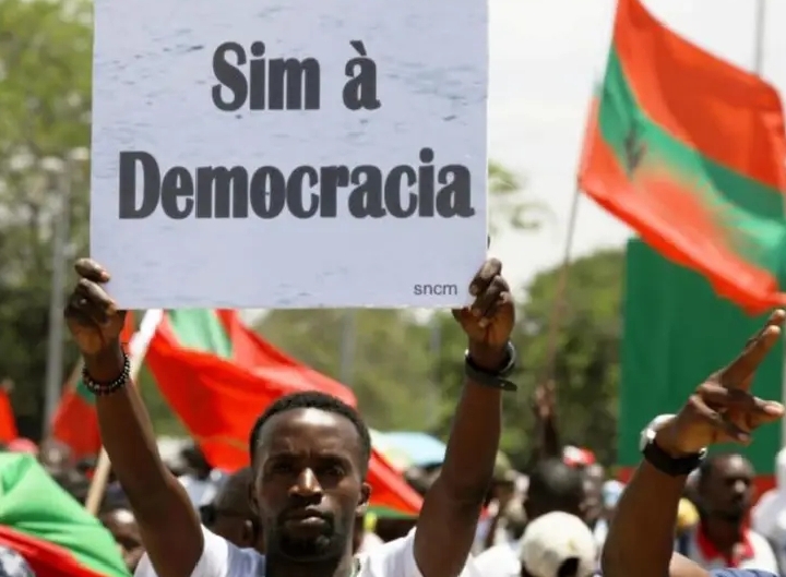 Democracia de fachada e o Avanço do Autoritarismo