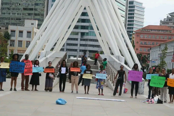 Mulheres saem às ruas em Luanda para exigir o fim da violência e desigualdade de gênero
