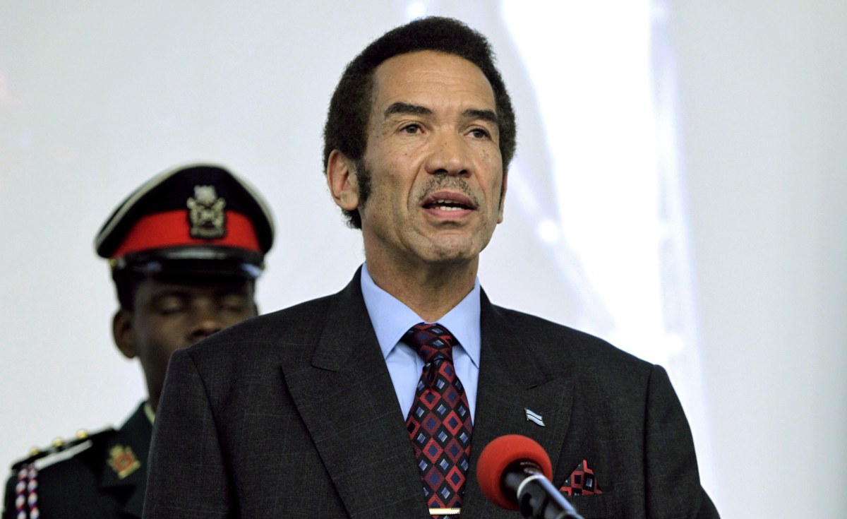 Ex-PR do Botswana relata maus-tratos após ser retido no aeroporto de Luanda