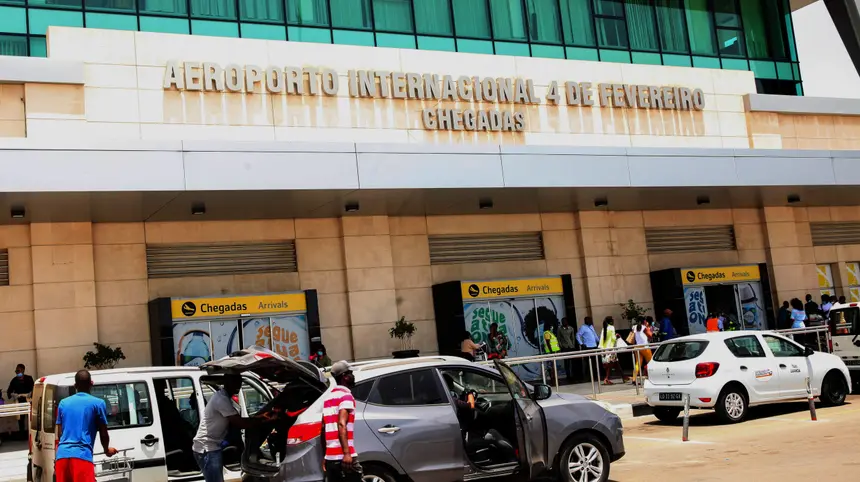 Funcionários detidos no aeroporto de Luanda por furto de 8.000 euros de mala de luso-angolano