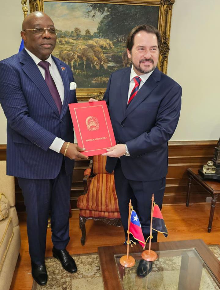 Embaixador angolano apresenta Cartas Figuradas e reforça cooperação com o Chile