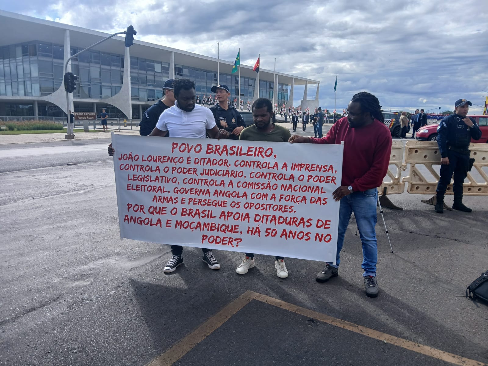 Activistas protestam em Brasília durante visita de João Lourenço ao Brasil