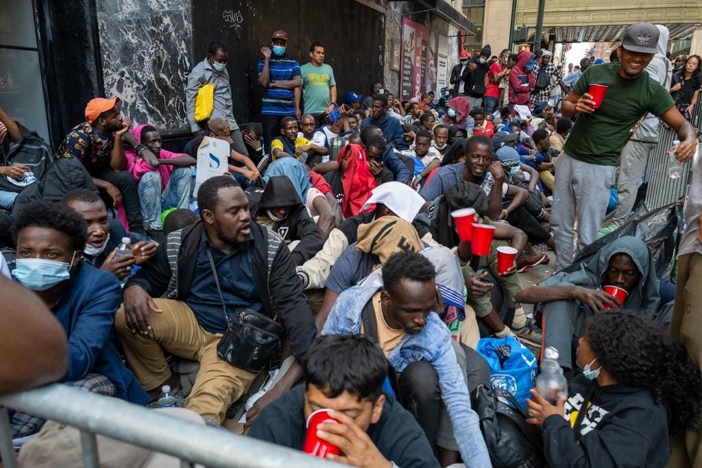 Imigrantes em Portugal esperam dias e dormem na rua para validar documentos