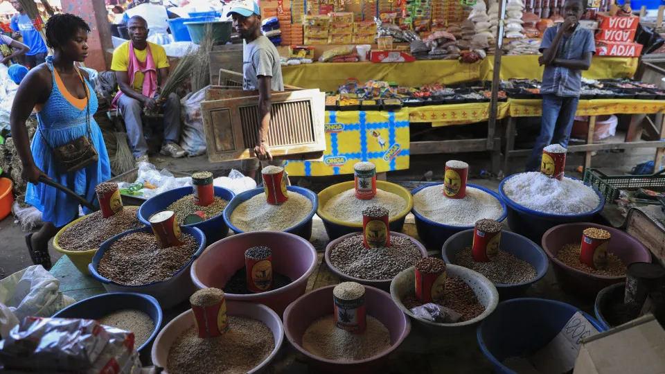 Comerciantes africanos em Angola querem apoio para legalizar 300 mil "mamadus"