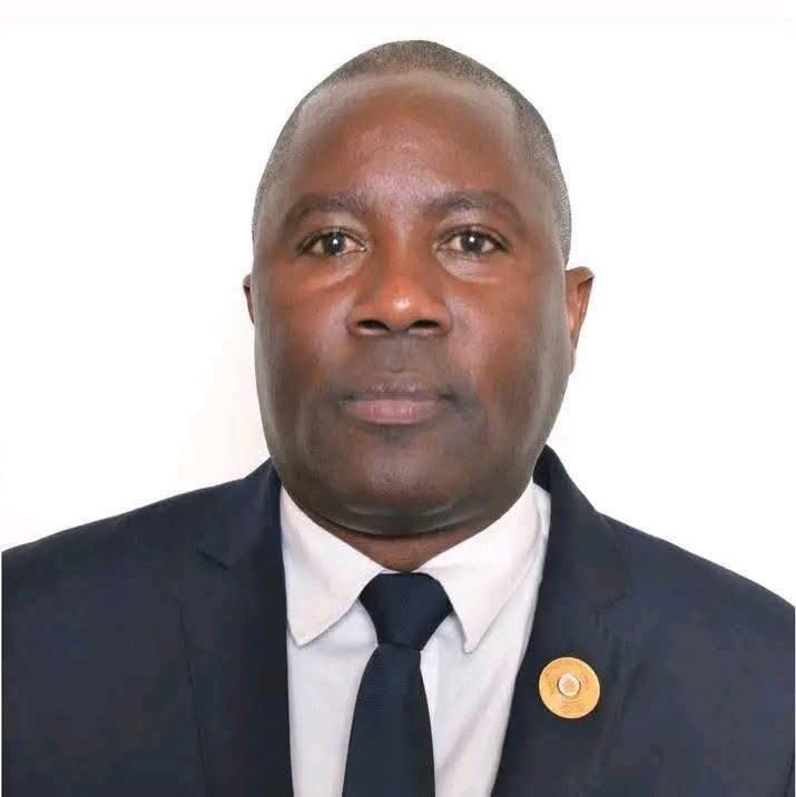 5 Palavras-chaves e etiquetas fortes: A morte súbita do deputado da UNITA, Diamantino Domingos Mussokola, ocorrida na madrugada de sexta-feira, 13 de junho, em Luanda, está a ser envolta em suspeitas de envenenamento, segundo avançam fontes do seu partido. O parlamentar, de 54 anos, sentiu-se mal durante uma viagem de regresso do Huambo e foi inicialmente assistido no hospital municipal da Kibala, antes de ser transferido para a Clínica Sagrada Esperança, onde acabaria por falecer. De acordo com declarações da também deputada Mihaela Webba, uma autópsia preliminar realizada no dia seguinte à morte revelou a presença de uma substância corrosiva no estômago, indício que, segundo a dirigente da UNITA, “sugere fortemente um caso de envenenamento”. Webba exigiu uma investigação rigorosa e a responsabilização dos eventuais autores do que considerou ser um crime político com contornos graves. Figura destacada da oposição angolana, Mussokola era Secretário Nacional para a Organização da UNITA e tinha uma longa trajetória parlamentar. Foi eleito deputado à Assembleia Nacional na IV Legislatura e reeleito para a V Legislatura, tendo tomado posse em setembro de 2022. Durante o mandato, integrou a Comissão de Relações Exteriores, Cooperação Internacional e Comunidades Angolanas no Estrangeiro, além de representar Angola no Fórum Parlamentar da SADC, onde era conhecido pela sua defesa da diplomacia multilateral e pela voz crítica face ao poder executivo. Com formação em Relações Internacionais, foi também docente universitário, contribuindo para a formação de quadros e para o debate académico em matéria de política externa e geoestratégia. Antes de se dedicar à vida política, Mussokola integrou as extintas FALA (Forças Armadas de Libertação de Angola), tendo sido posteriormente reintegrado nas Forças Armadas Angolanas (FAA), onde terminou a carreira com o posto de major, em 2013. A sua morte inesperada abre um vazio na bancada parlamentar da UNITA e suscita questões delicadas num contexto político marcado por tensões. O partido ainda não divulgou os resultados oficiais da autópsia nem anunciou eventuais diligências legais, mas fontes internas não descartam a possibilidade de tratar-se de um assassinato por envenenamento com motivação política. In Club-k