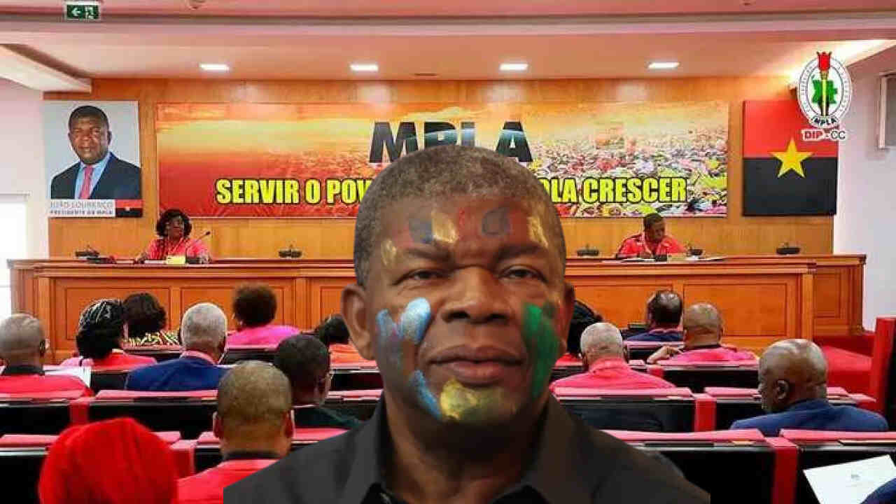 Militantes do MPLA durante um acto político: entre a disciplina e o silêncio institucional.