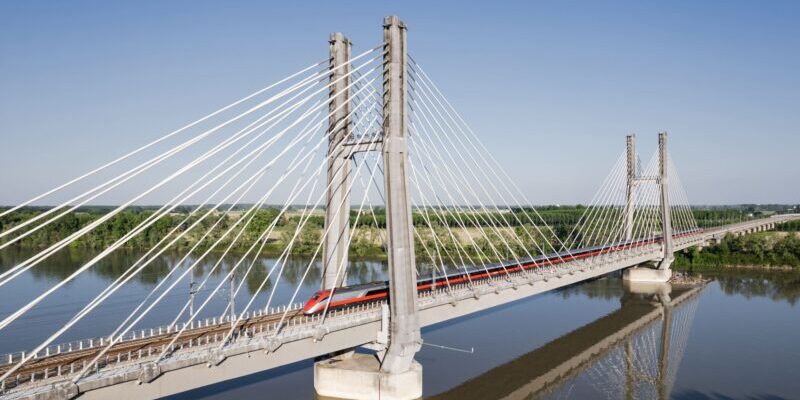 Ponte em construção num dos corredores rodoviários estratégicos de Angola