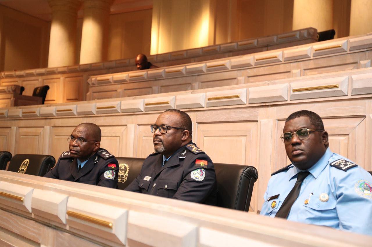 Parlamento aprova leis sobre disciplina e condecorações na Polícia Nacional