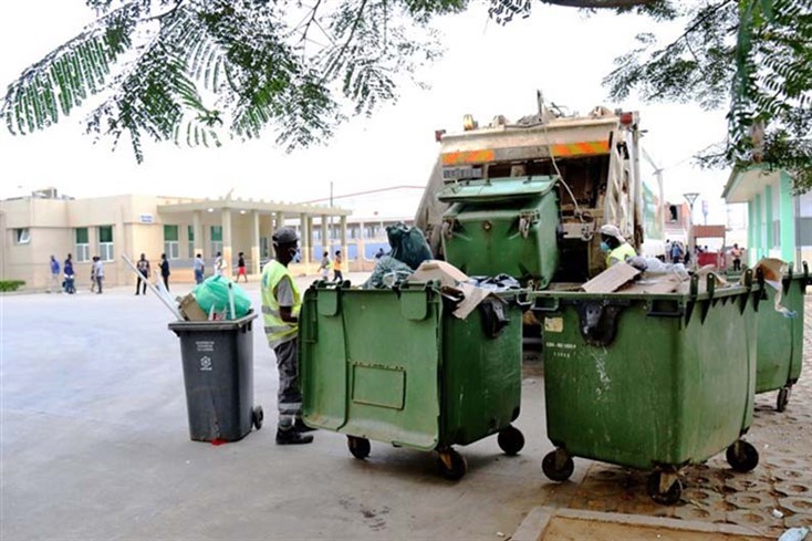 Equipas da ELISAL removem resíduos espalhados após actos de vandalismo que causaram prejuízos superiores a 500 milhões Kz.