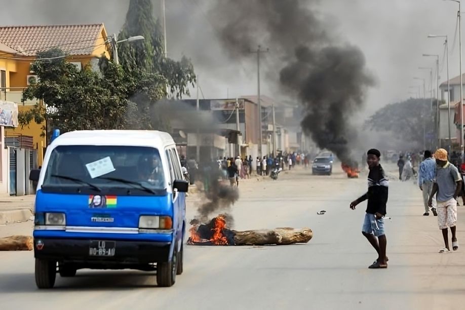 Forças da ordem dispersam manifestantes durante paralisação de taxistas em Luanda
