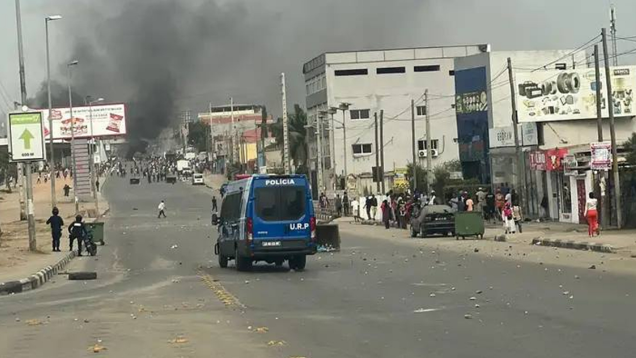Greve dos taxistas em Luanda causa caos. Polícia reprime com gás. Protestos seguem por três dias.