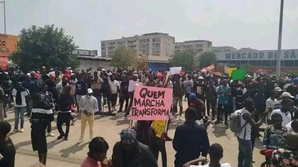 Polícia dispersa manifestação contra subida do preço do gasóleo e dos transportes em Luanda