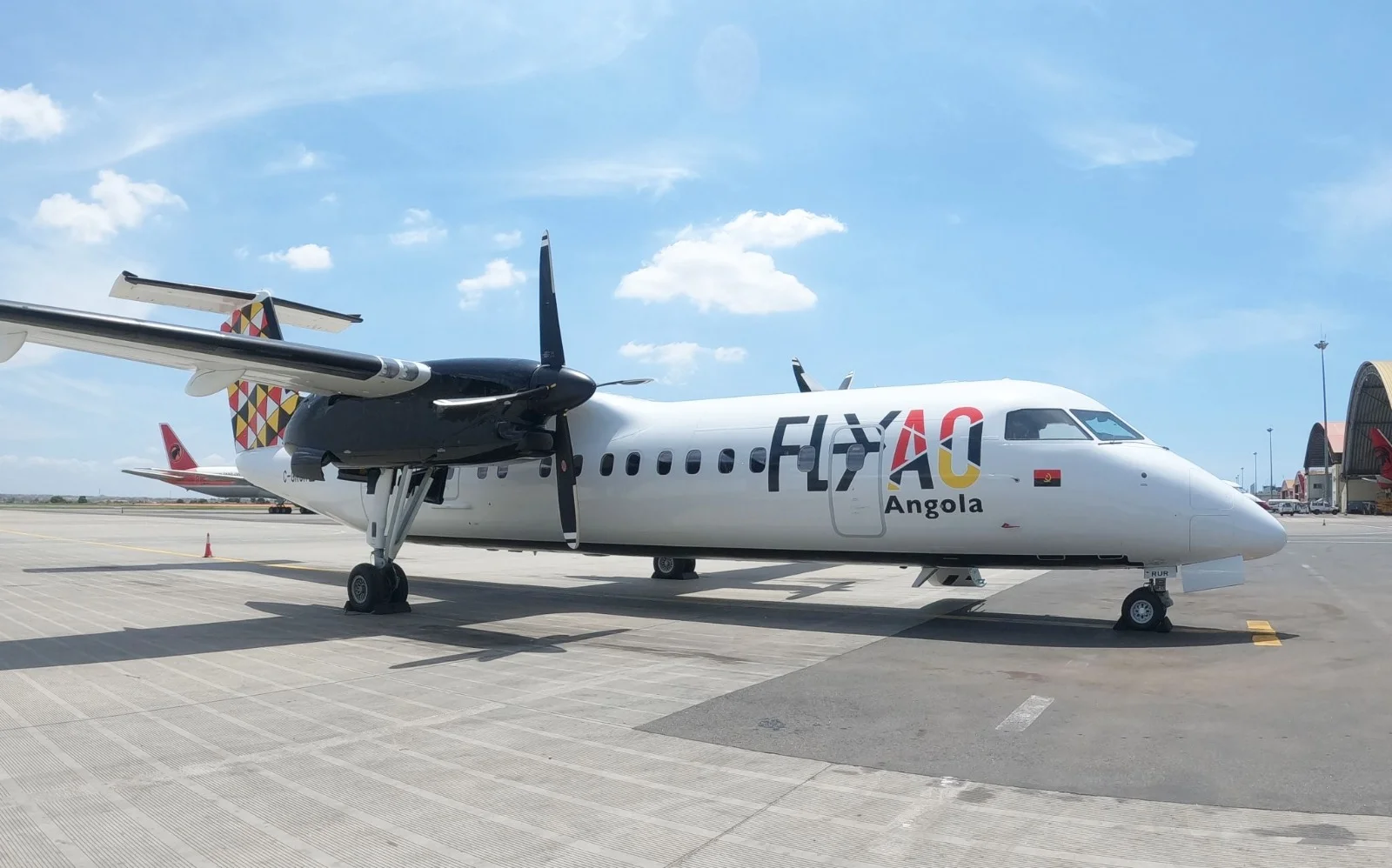Passageiros continuam retidos após novo cancelamento de voos pela Fly Angola, sem explicações da transportadora.