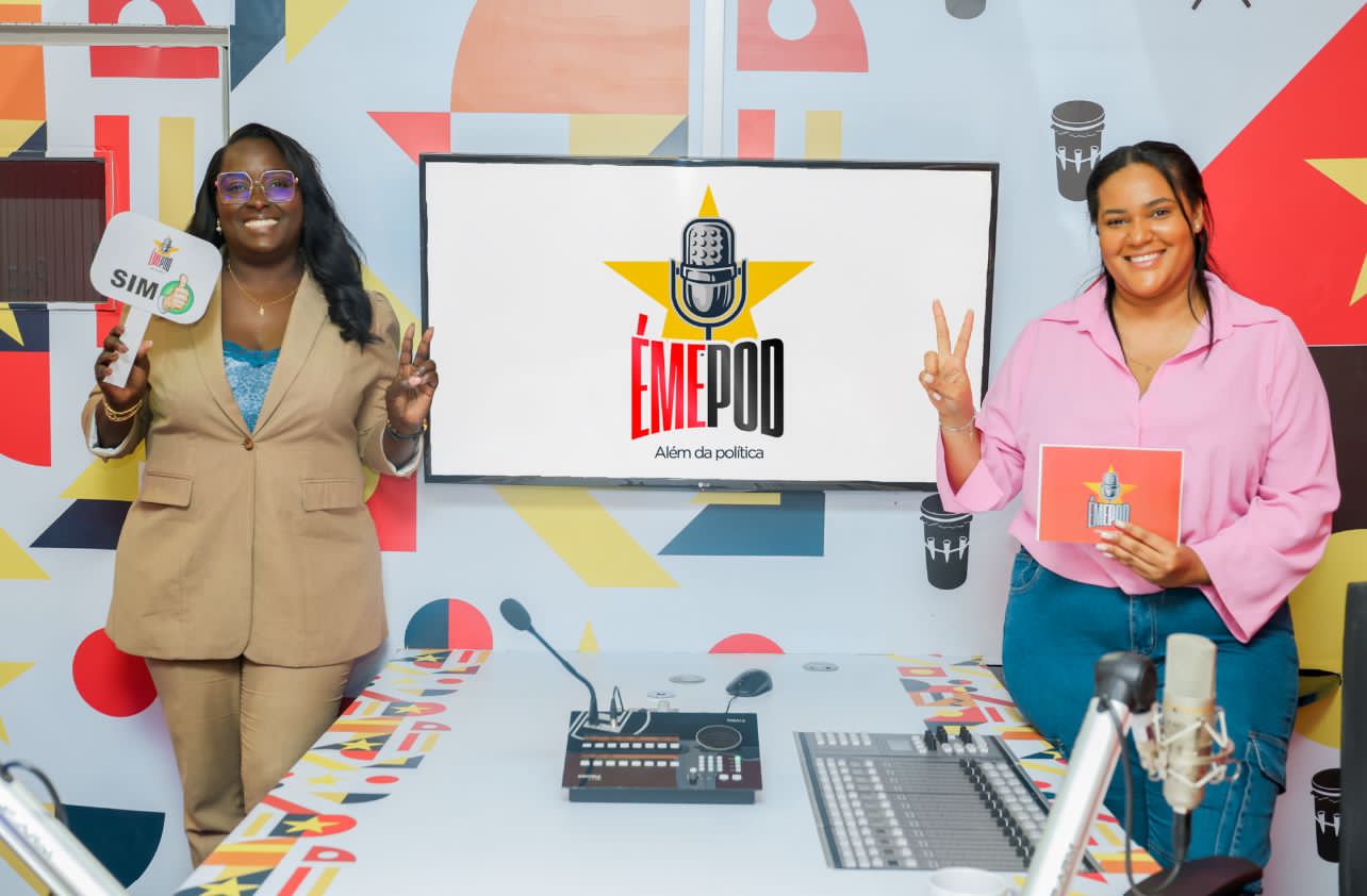 Administradora Municipal da Ingombota, Milca Caquesse, durante a gravação do ÉMEPOD, novo podcast do MPLA.