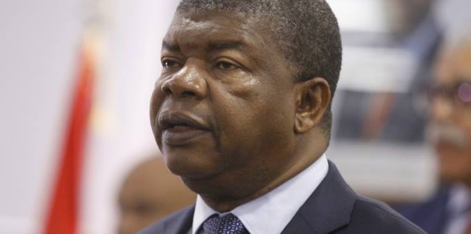 João Lourenço trava alteração da lei que beneficiaria ex-presidente da CNE.