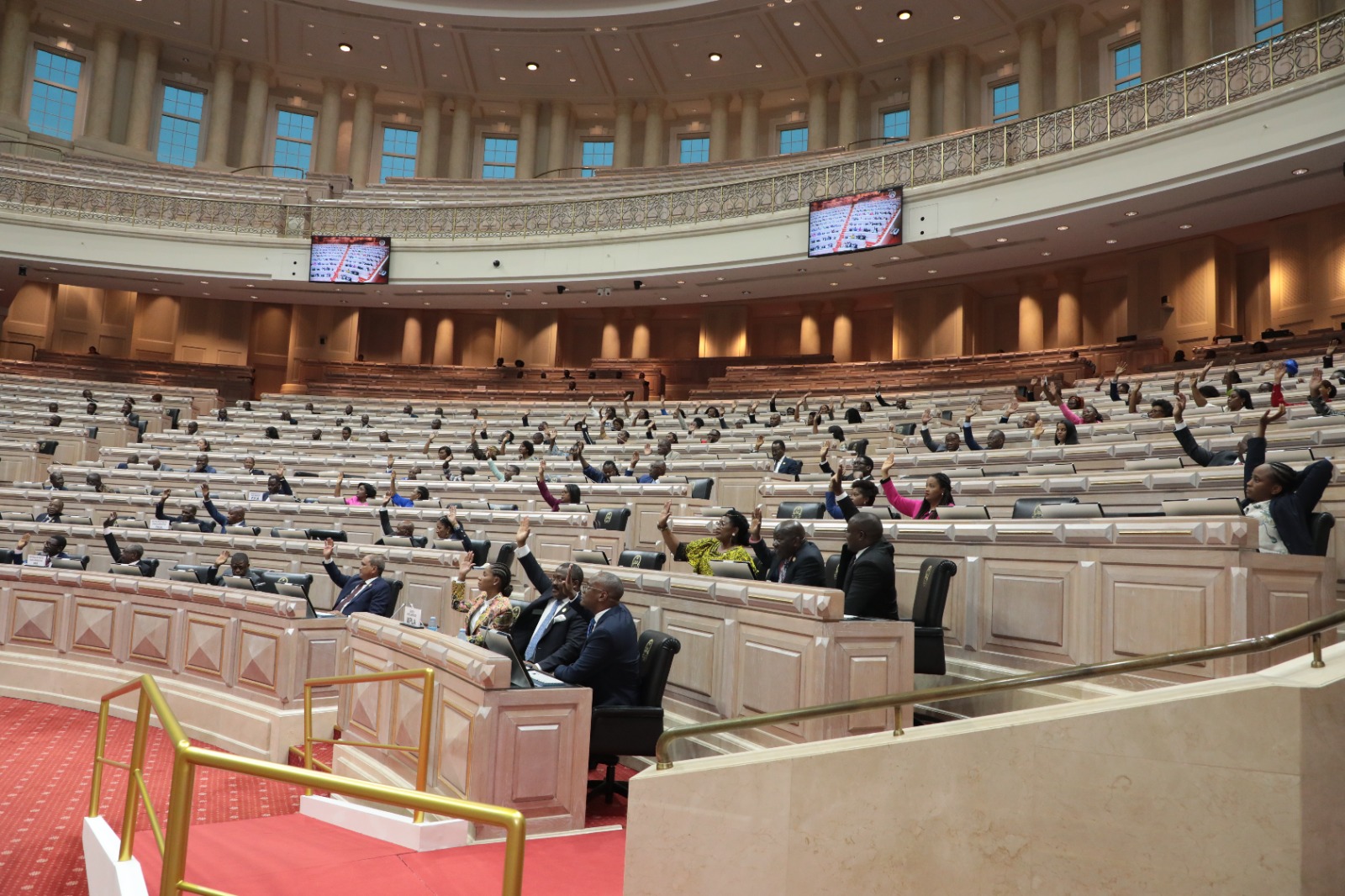 Parlamento angolano aprova propostas de alteração à Lei do Registo Eleitoral Oficioso, com consenso entre Executivo e UNITA.