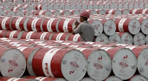 Plataforma petrolífera offshore em águas angolanas, símbolo da principal fonte de receita do país.